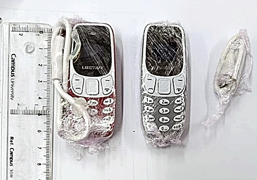 Dos teléfonos requisados en prisión.