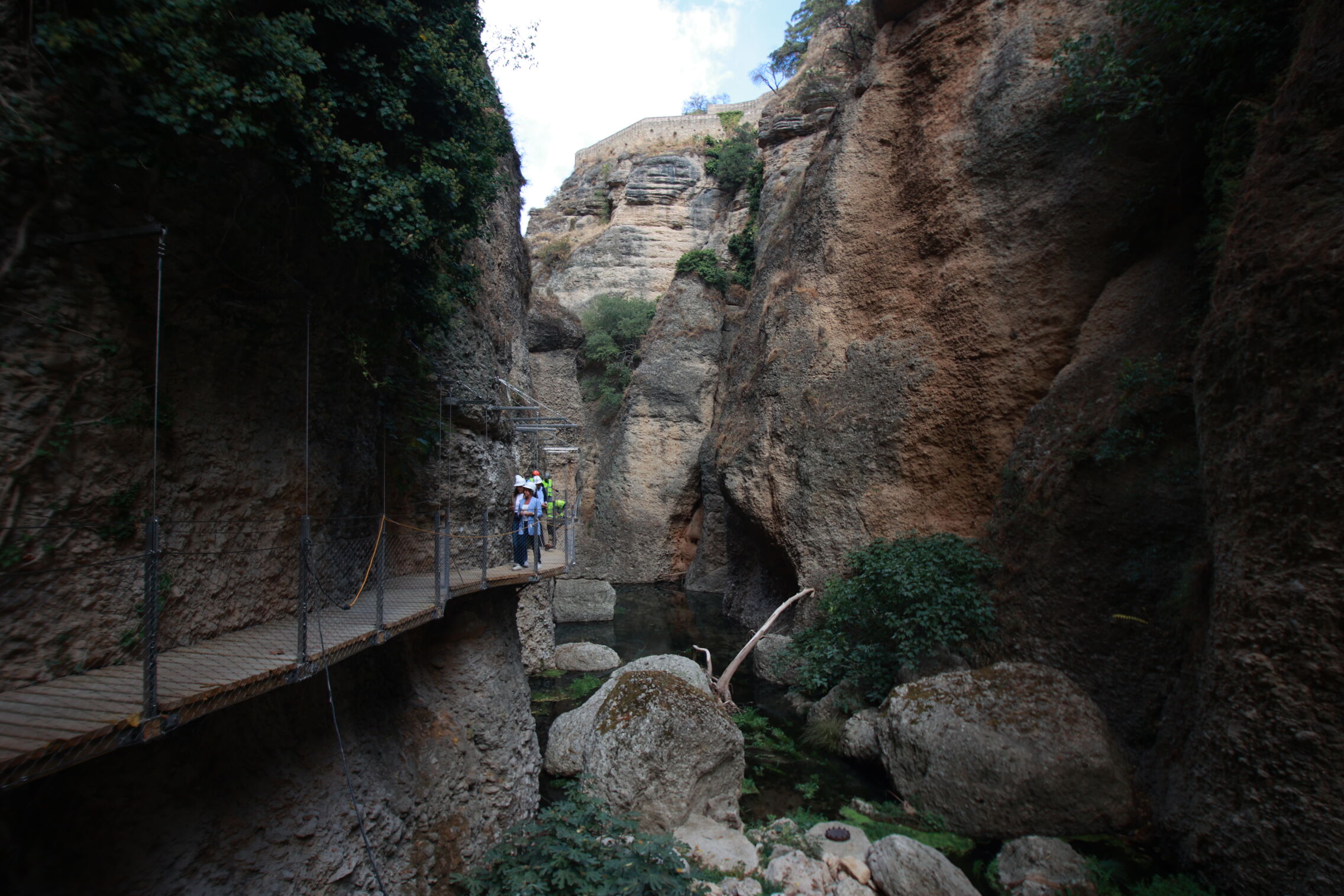 Foto: Imágenes de la pasarela que recorre la Garganta del Tajo en Ronda. (Europa Press/Rocío Ruz)