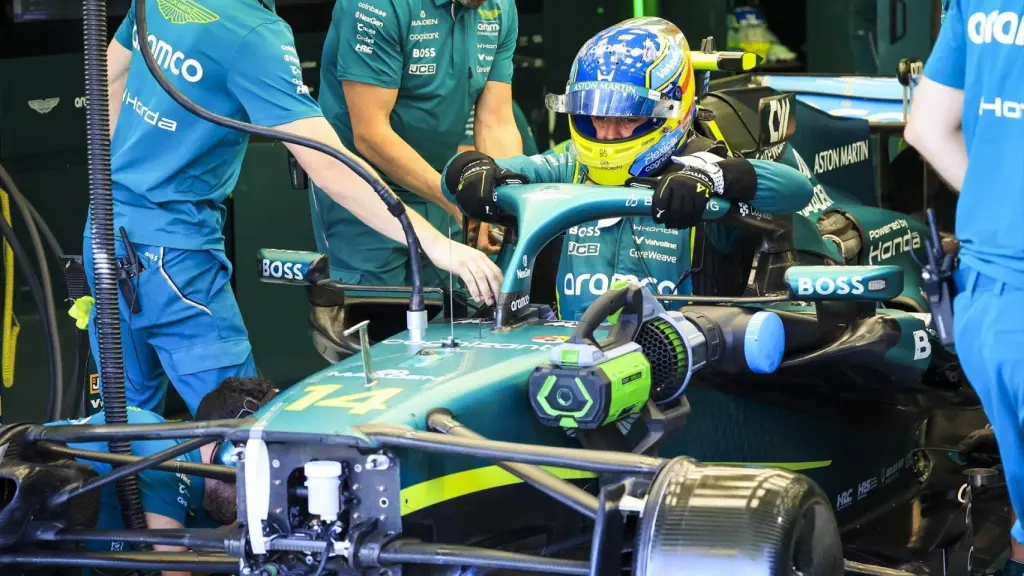 Fernando Alonso, dentro del Aston Martin AM26