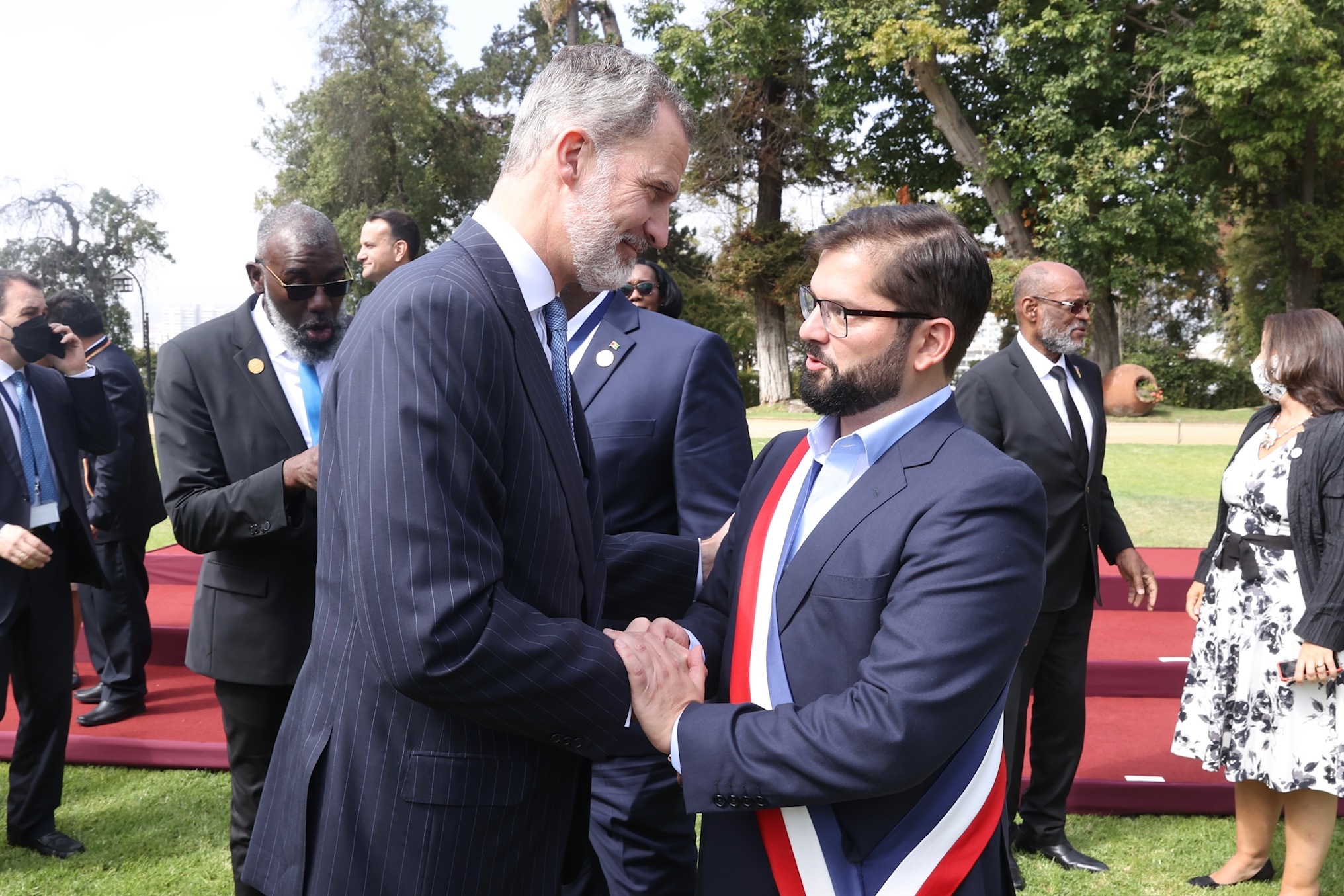El Rey Felipe VI saluda al ex presidente chileno Gabriel Boric en 2022.