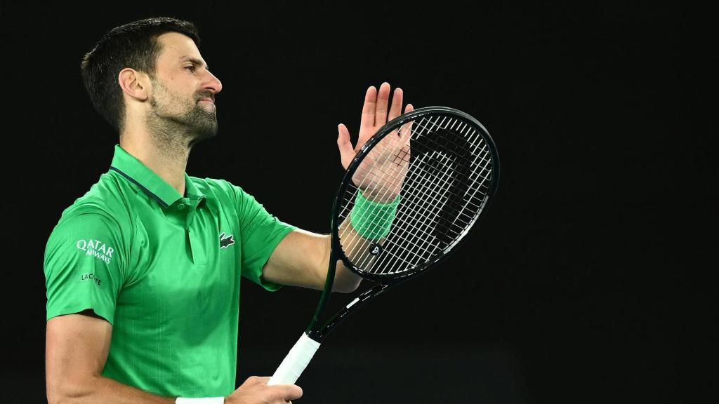 Novak Djokovic de Serbia gesticula durante la final individual masculina contra Alcaraz.