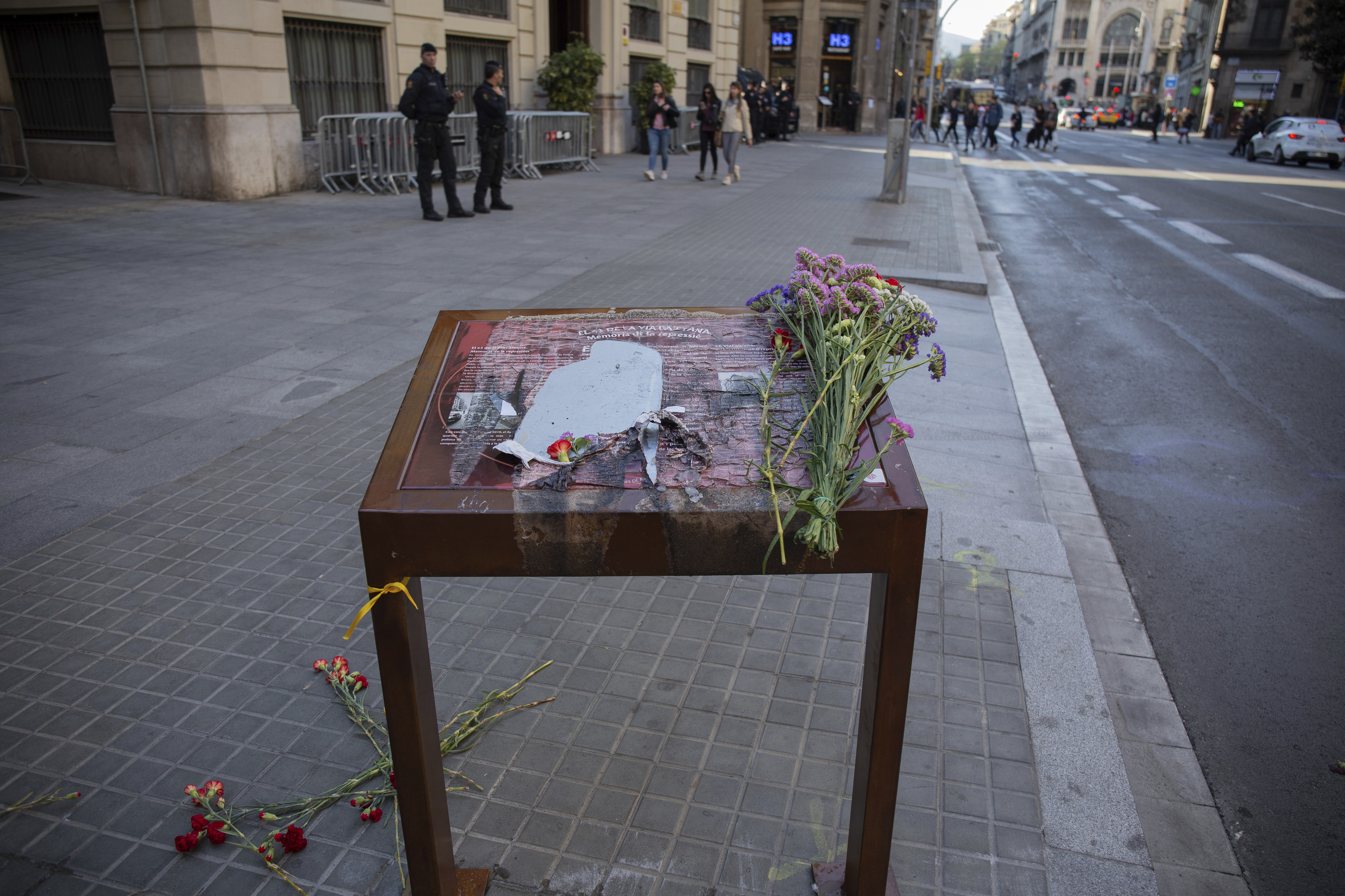 Una placa por la Memoria Histórica colocada al lado de la comisaria Via Laietana.