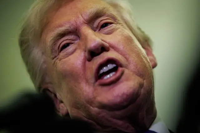 Donald Trump habla a los periodistas en el avión presidencial.