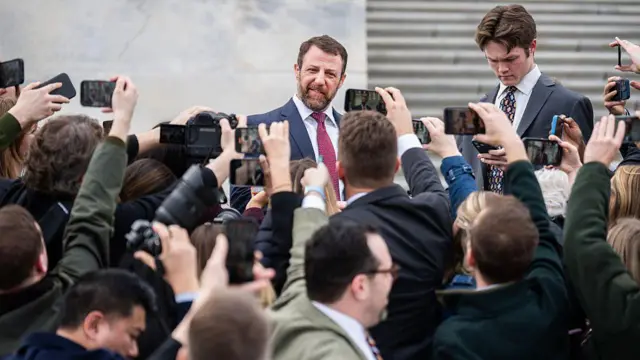 El senador Markwayne Mullin, republicano por Oklahoma, habla con reporteros afuera del Capitolio de EE.UU. después de que el presidente Donald Trump lo eligiera como secretario del Departamento de Seguridad Nacional para reemplazar a Kristi Noem el jueves 5 de marzo de 2026.