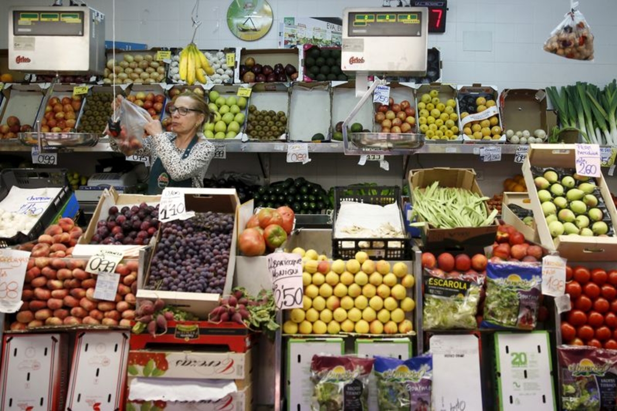Una vendedora trabaja en un