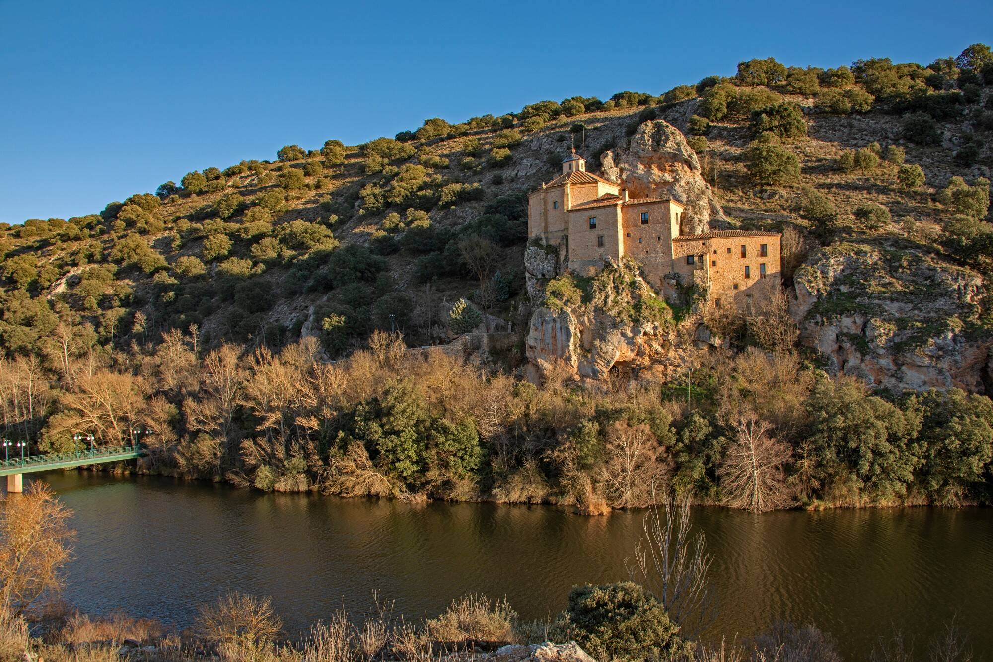 Foto: Una ermita que se posa sobre una cueva a orillas del río Duero. (Turismo de Castilla y León)