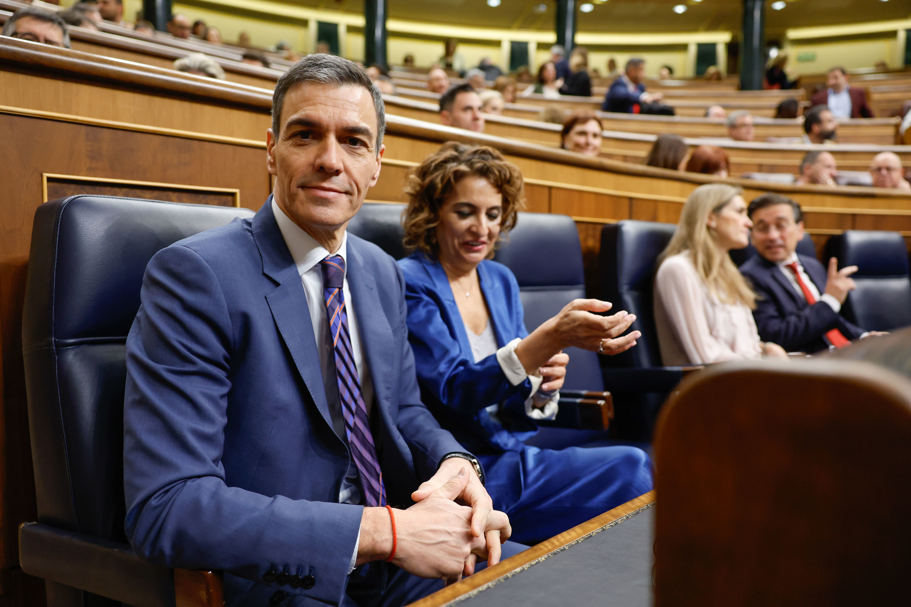 El presidente del Gobierno, Pedro Sánchez, y la vicepresidenta primera, María Jesús Montero, este miércoles en el Congreso