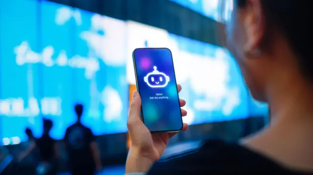 Mujer con un teléfono móvil hablando con un chatbot