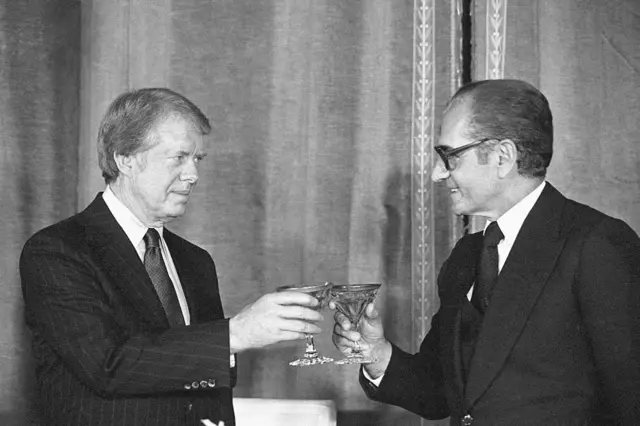 Jimmy Carter y el sha Reza Pahlavi brindan después de una cena formal en el Palacio Niavaran en Teherán.