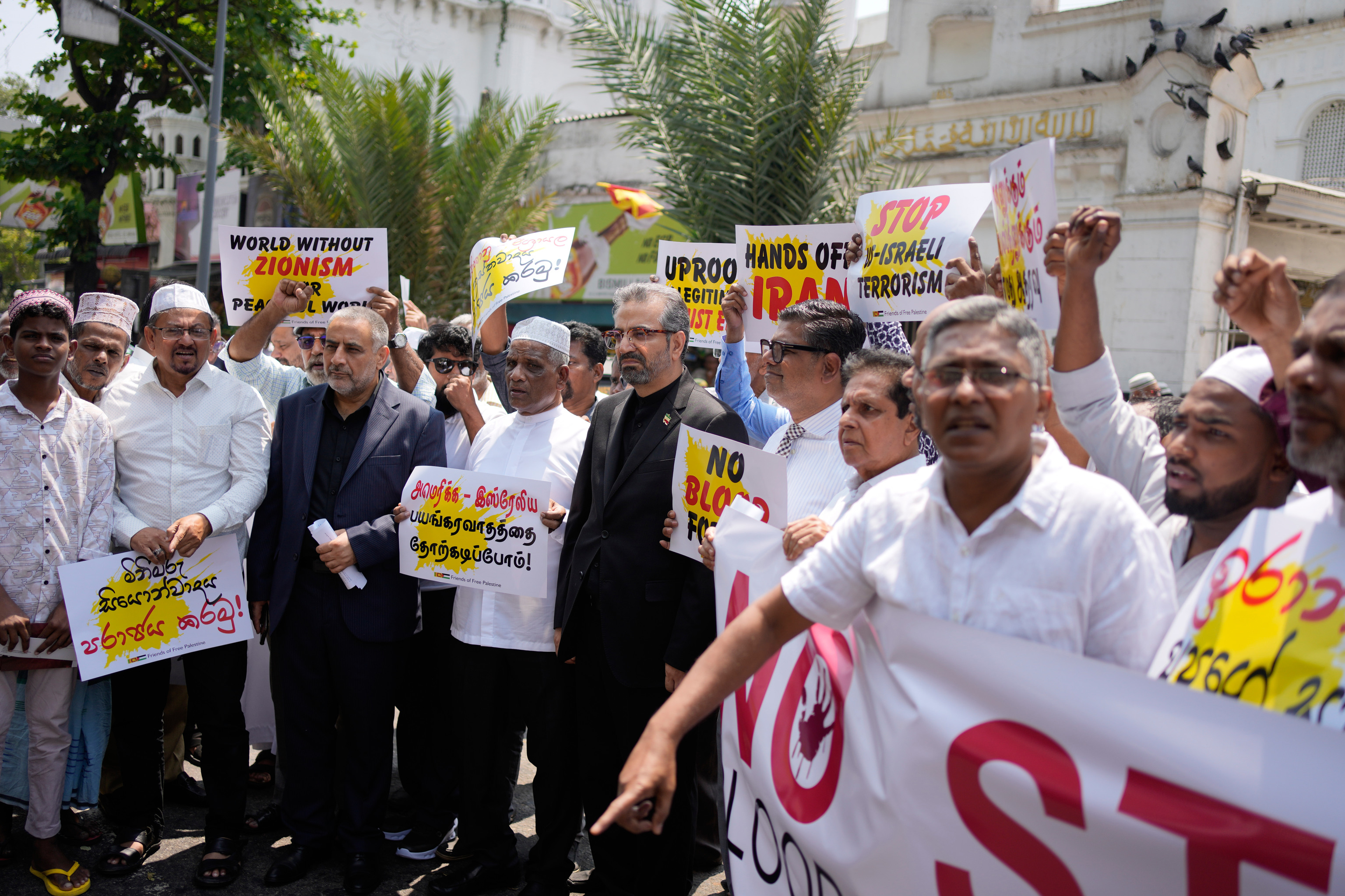 Protesta en Colombo contra los bombardeos de EE UU e Israel sobre Irán.