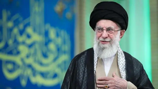 El líder supremo de Irán, el ayatolá Alí Jamenei, posa ante las cámaras con una mano en el pecho.