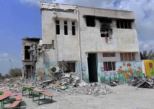 Una vista de los escombros de una escuela en Minab, donde muchos estudiantes y profesores perdieron la vida el primer día de la ola de ataques lanzada por Estados Unidos e Israel contra Irán.