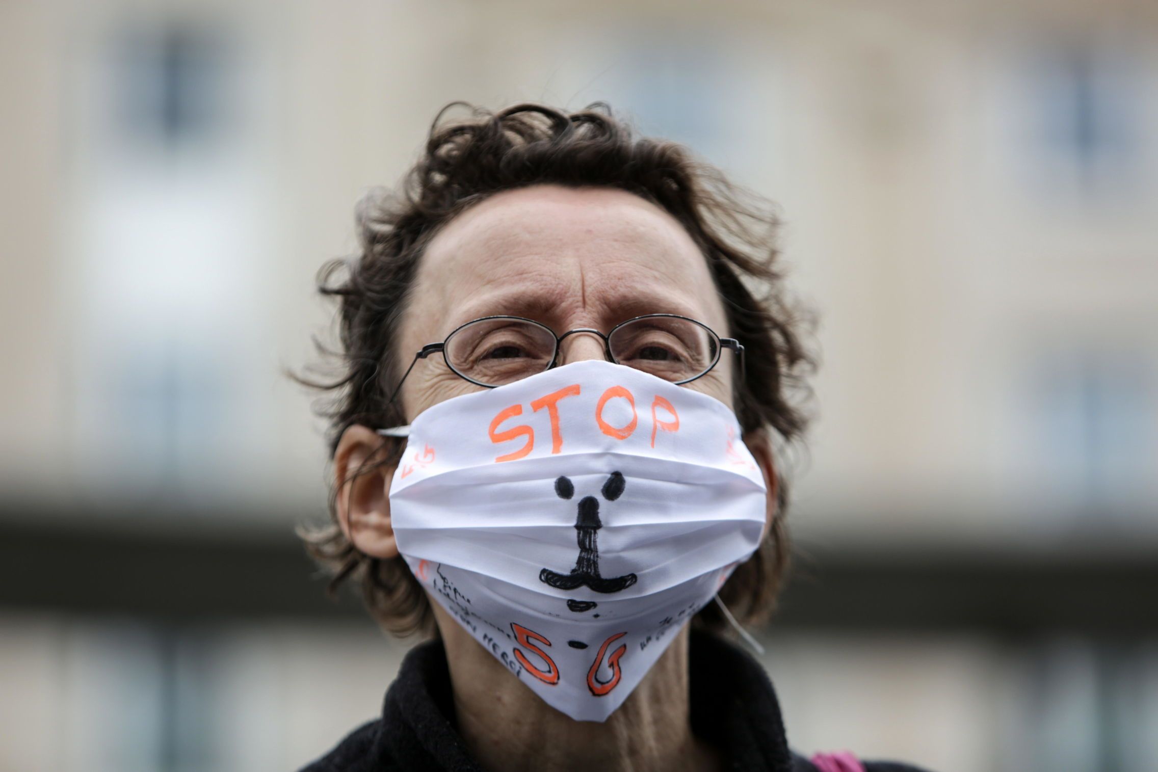 Foto: Concentración contra el 5G en Bruselas en julio de 2020. (EFE/Aris Oikonomou)