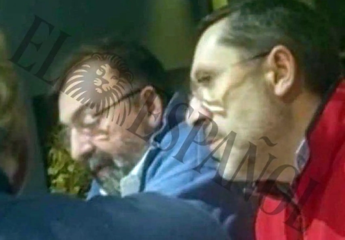 Koldo García y el constructor José Ruz durante una reunión en La Chalana