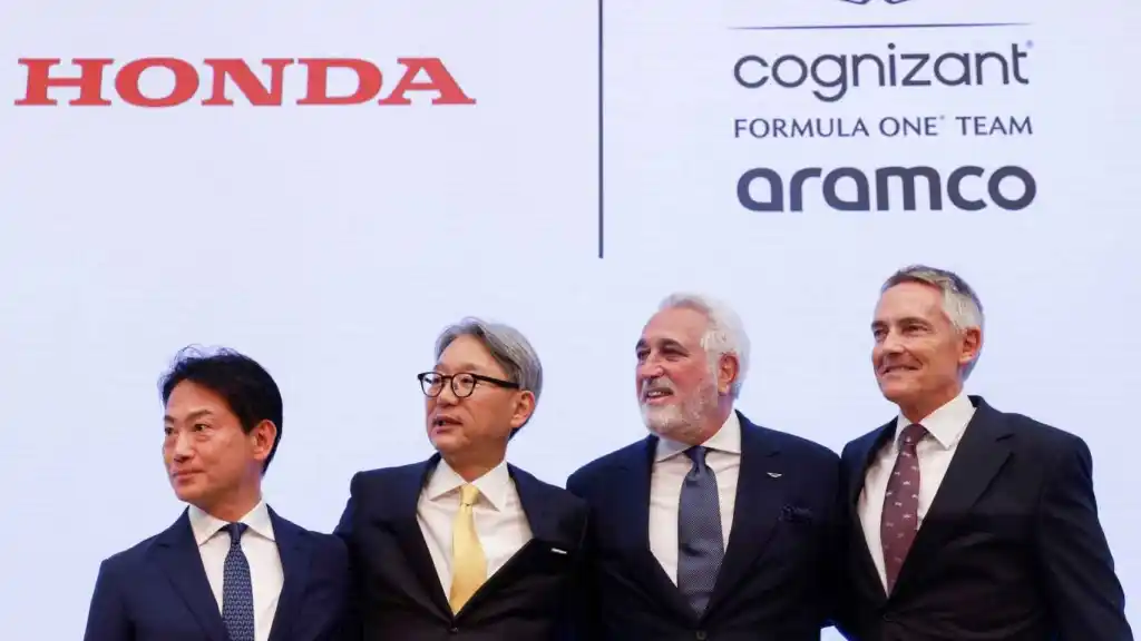 Toshihiro Mibe, CEO Honda Motor, Koji Watanabe, Presidente Honda Racing, Lawrence Stroll, presidente de Aston Martin, y Martin Whitmarsh, CEO Aston Martin Performance Technologies
