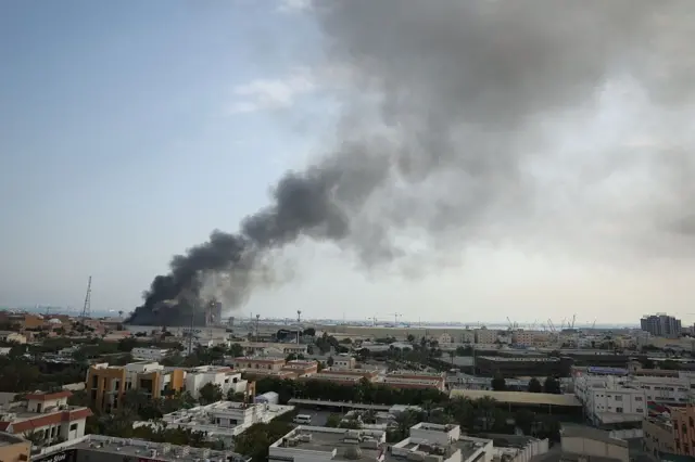 Columna de humo saliendo de la base naval de la Quinta Flota de la Marina de Estados Unidos en Bahréin.