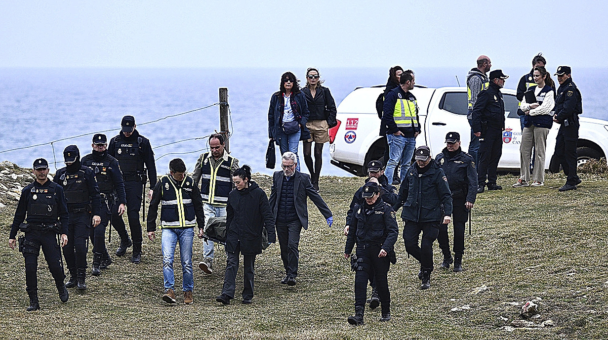 Miembros del operativo de rescate trasladan el cuerpo de Elena, la sexta víctima mortal.