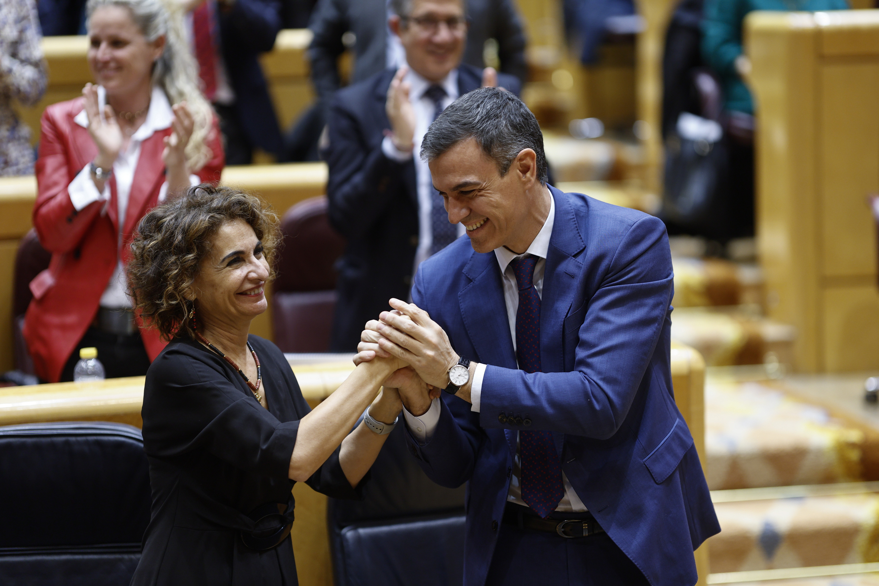 Pedro Sánchez y María Jesús Montero, en un Pleno del Senado.
