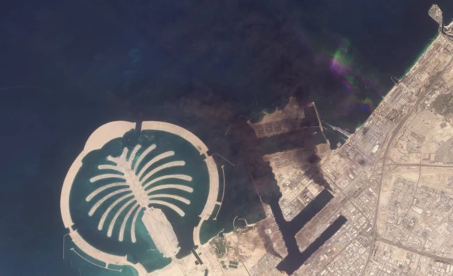 Una imagen satelital del puerto de Jebel Ali, después de que uno de los atracaderos se incendiara debido a los restos de un misil interceptado, en Dubái.