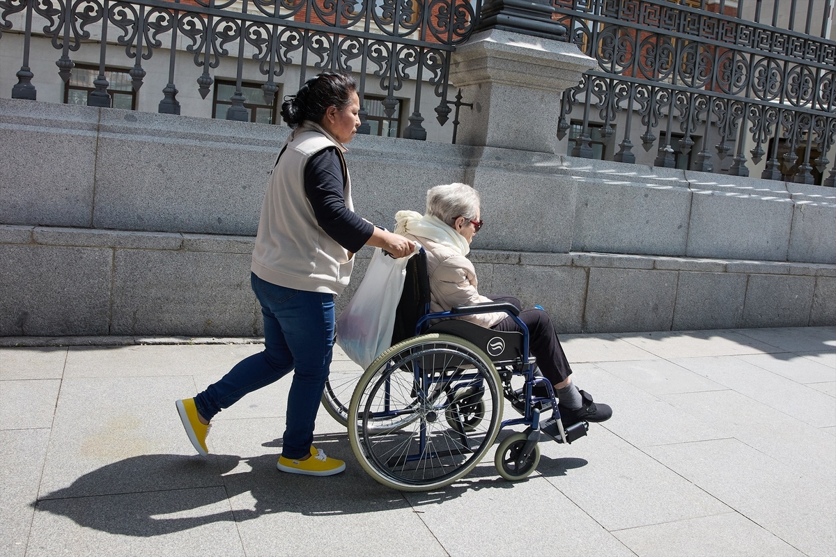 Una mujer mayor en silla