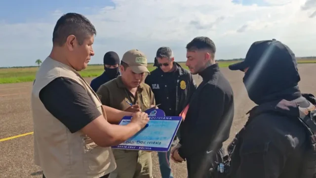 Sebastián Marset rodeado por policías, uno de ellos con uniforme de la DEA, tras ser capturado en Bolivia.