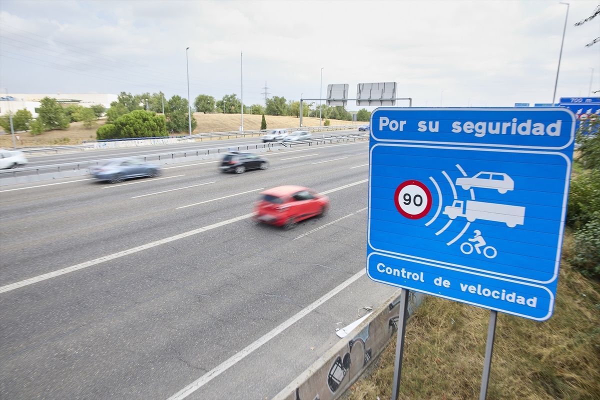 Un cartel que indica un radar de prohibición de circular a más de 90 kilómetros por hora en la autovía A-3 (Jesús Hellín / Europa Press)
