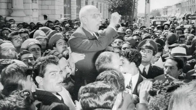 Mohammed Mossadegh se dirige a una multitud de manifestantes frente al Parlamento en Teherán.