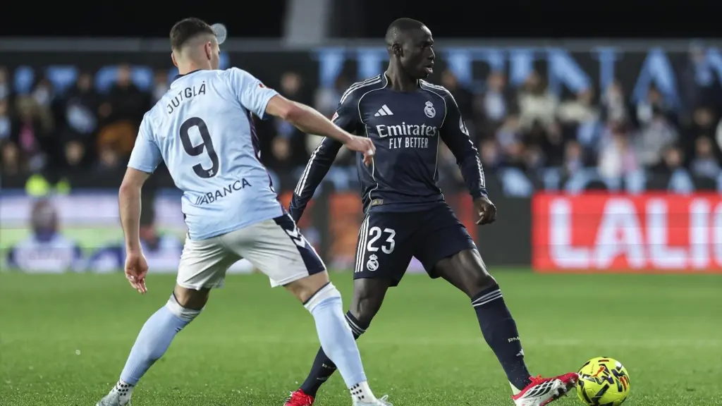 Ferland Mendy, presionado por Jutglà.