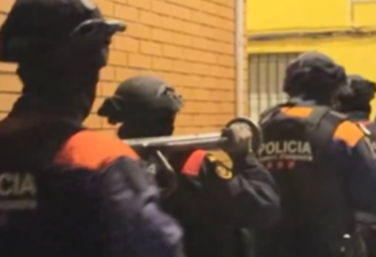 Los mossos en la actuación policial.