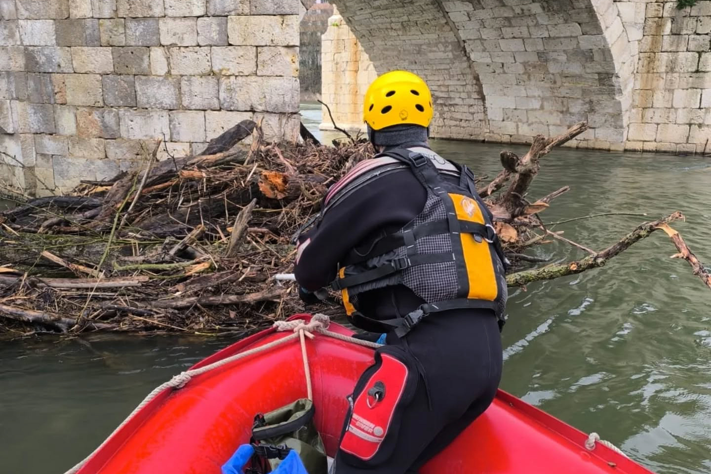 Trabajos de búsqueda del hombre que cayó al río.