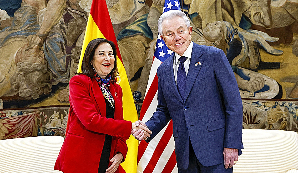 La ministra de Defensa, Margarita Robles, junto al embajador de EEUU, Benjamín León.