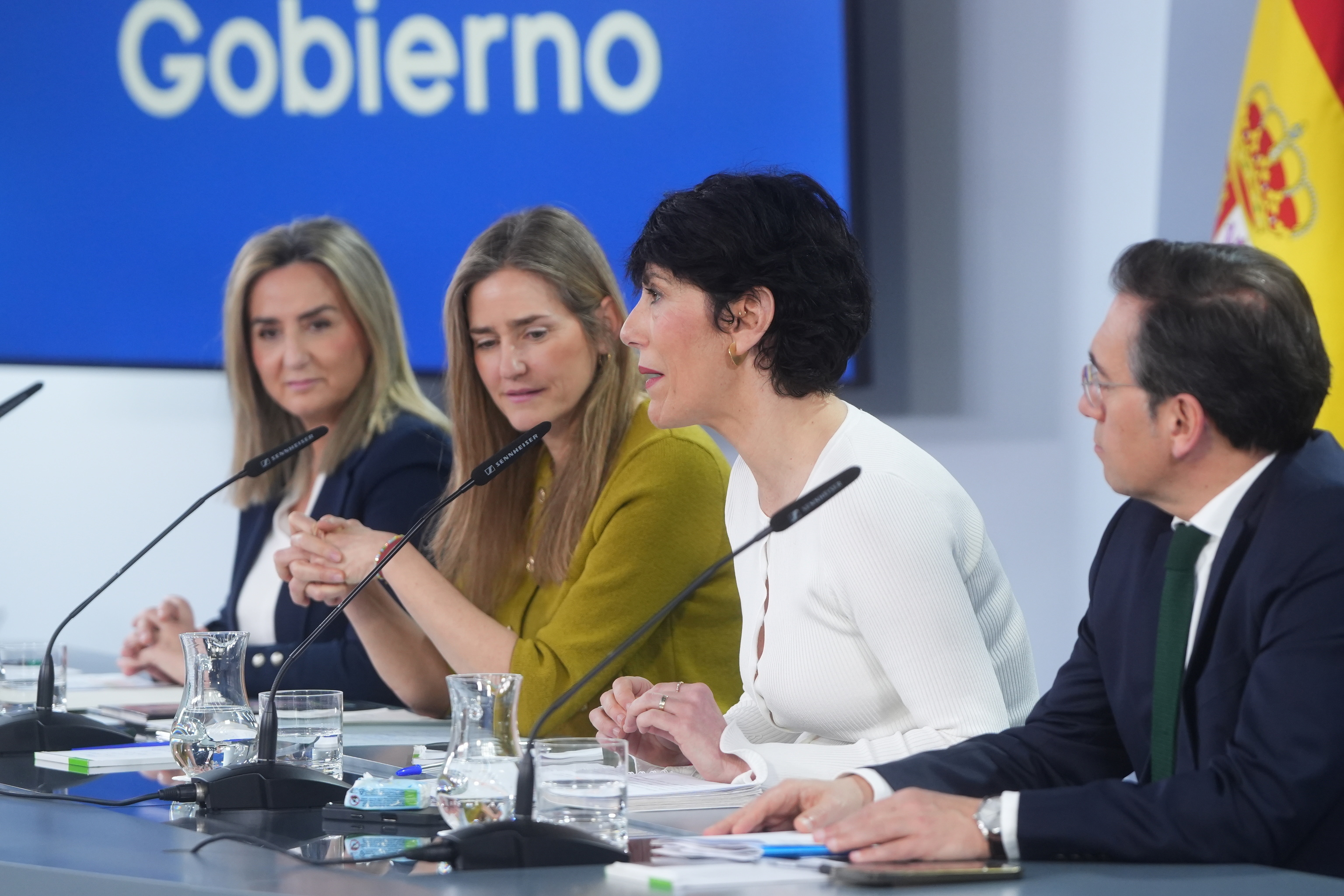 De izquierda a derecha, la ministra de Educación, Milagros Tolón; la vicepresidenta tercera, Sara Aagesen; la ministra Portavoz, Elma Saiz, y el ministro de Exteriores, José Manuel Albares, este martes