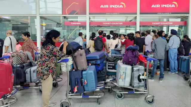Filas en el aeropuerto de Delhi en medio de cancelaciones y retrasos.