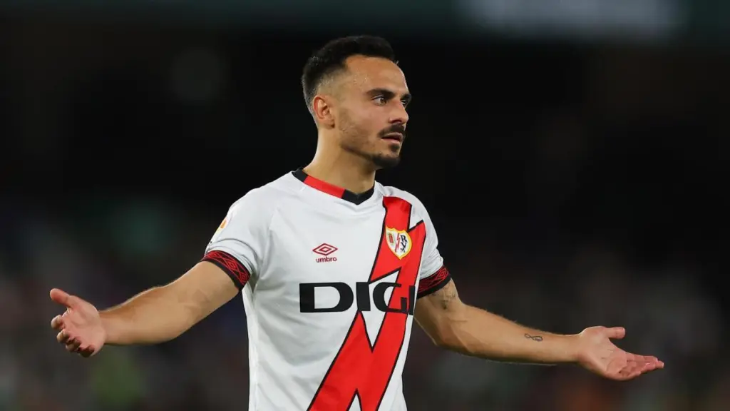 Álvaro García, durante un partido con el Rayo Vallecano.