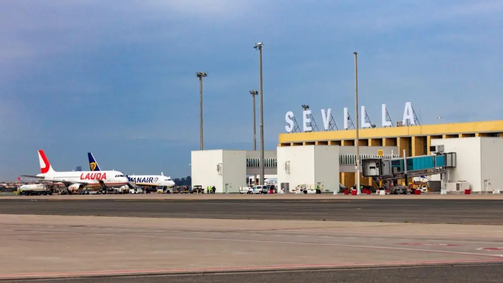 Fachada sur del Aeropuerto de Sevilla