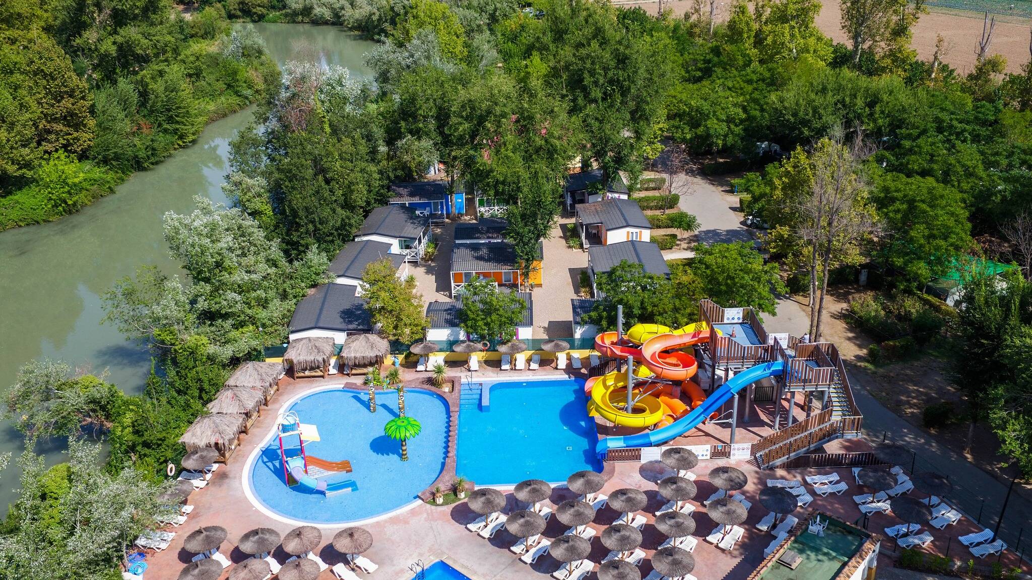 Foto: La naturaleza y el ocio se dan la mano en este camping madrileño con piscina al aire libre y zona infantil con toboganes. (Facebook)