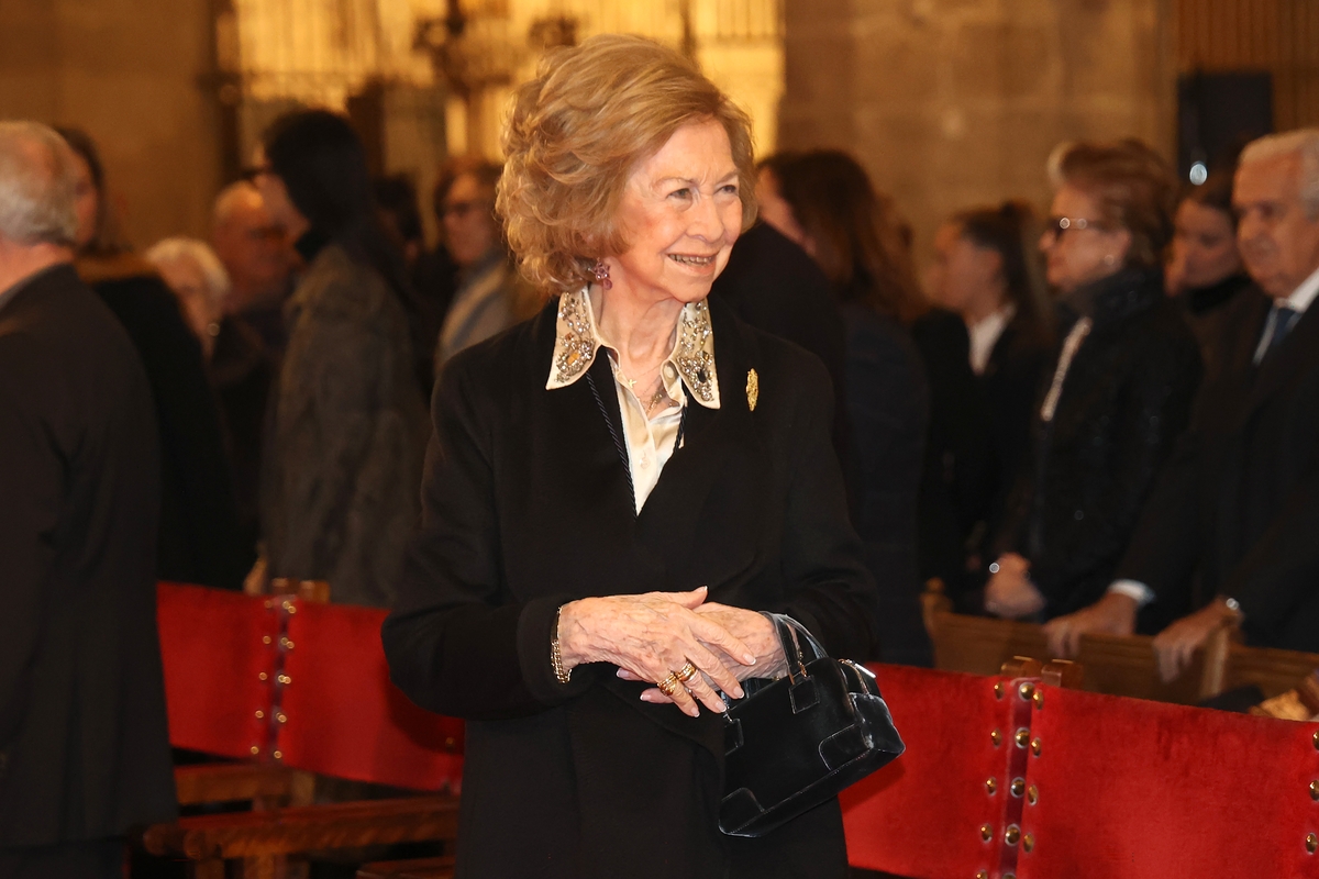 La reina Sofía sonríe al público antes de disfrutar del concierto anual de Pascua, en la Catedral Basílica de Santa María de Mallorca