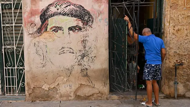 Un mural derruido del Che Guevara en una casa de La Habana.