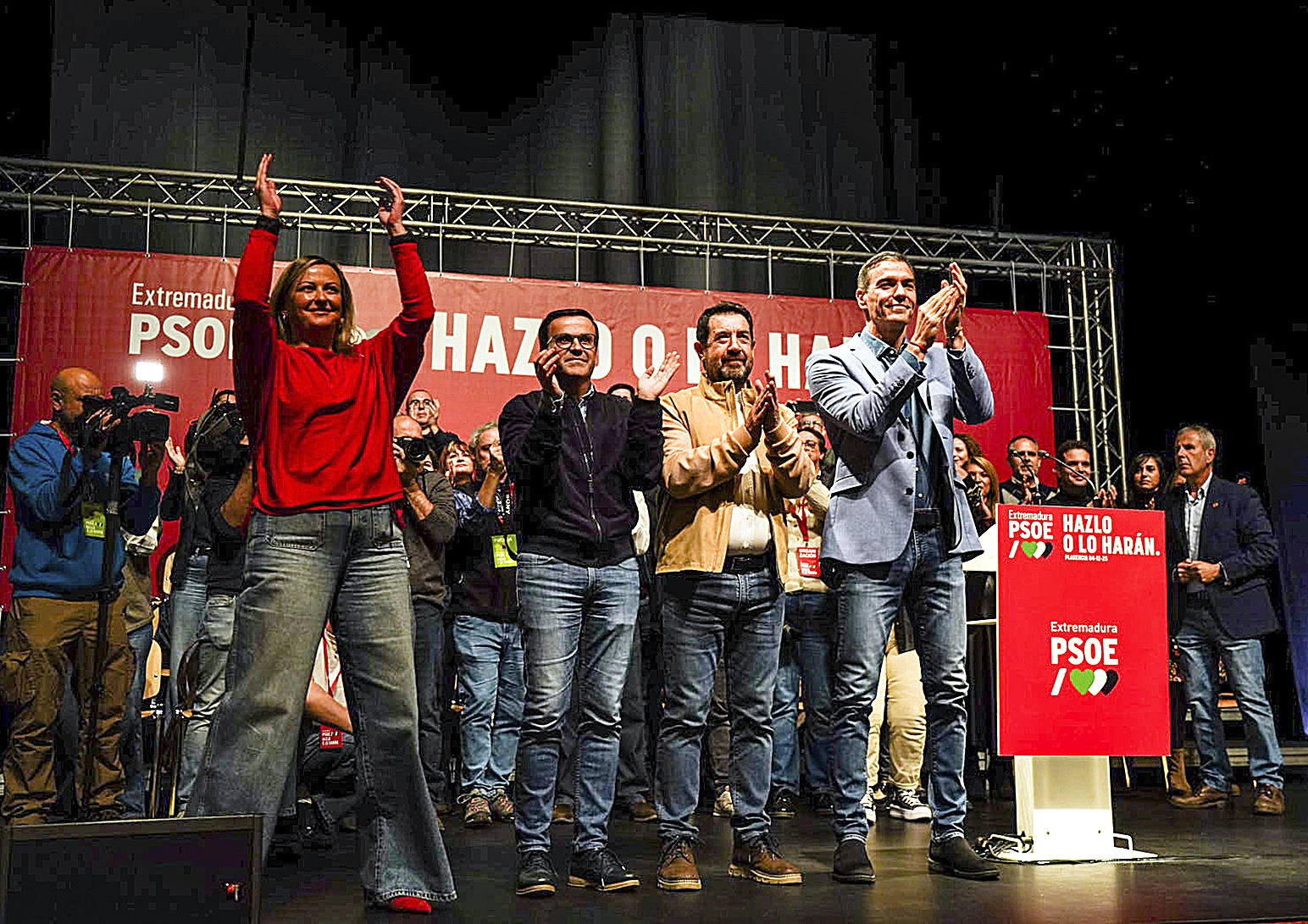 Pedro Sánchez y Miguel Ángel Gallardo, junto a la precandidata oficial del PSOE, Blanca Martín, en un mitin de campaña.