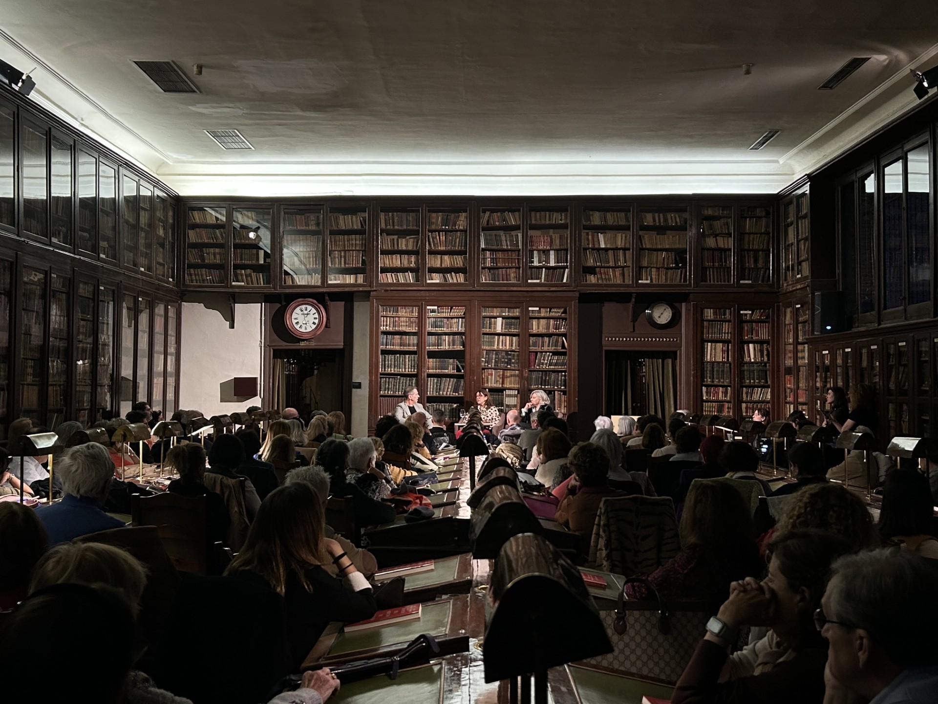 Las autoras Elena Valenciano y Soraya Rodríguez en la presentación de 'Después del minuto de silencio', en el Ateneo de Madrid.