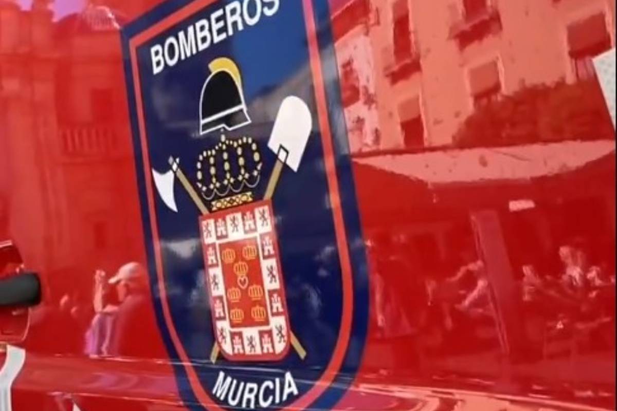 Escudo de los Bomberos de Murcia en uno de sus camiones.
