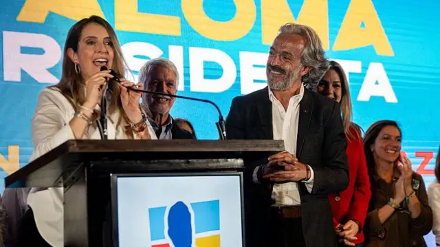 Paloma Valencia y Juan Daniel Oviedo, festejando el resultado de la consulta este domingo 8 de marzo.