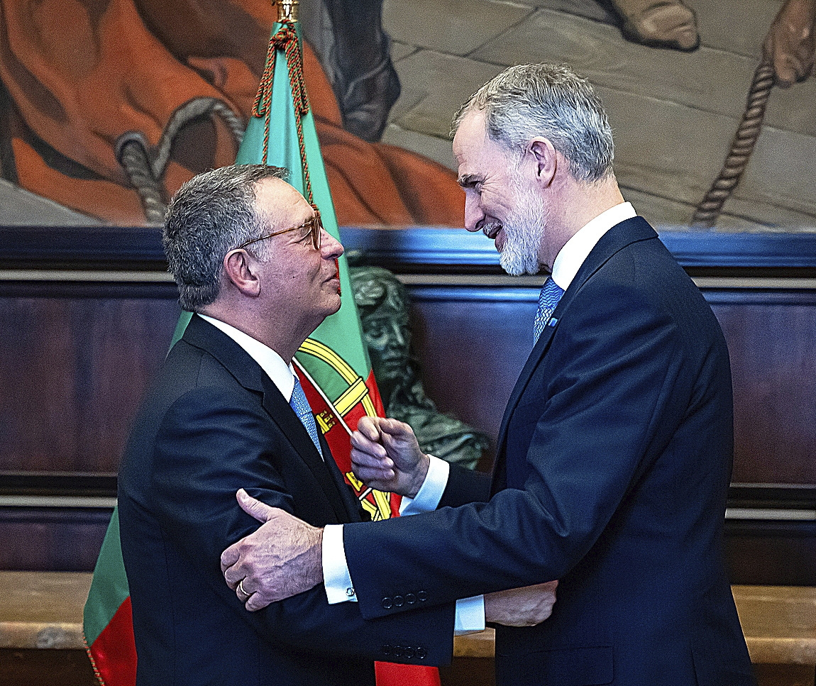 El presidente de Portugal, António José Seguro, saluda al Rey Felipe VI en el Parlamento de Lisboa.