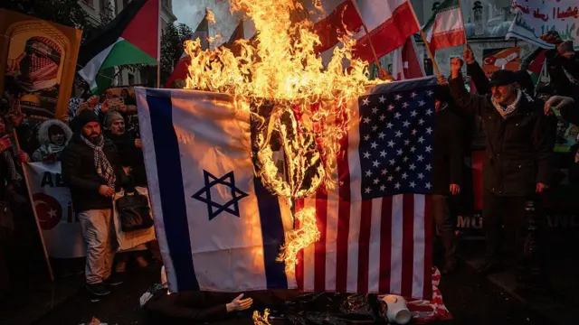 Partidarios del gobierno iraní queman banderas estadounidenses e israelíes durante una manifestación a favor del gobierno iraní celebrada frente al consulado de Irán en Estambul, Turquía, el 18 de enero de 2026.