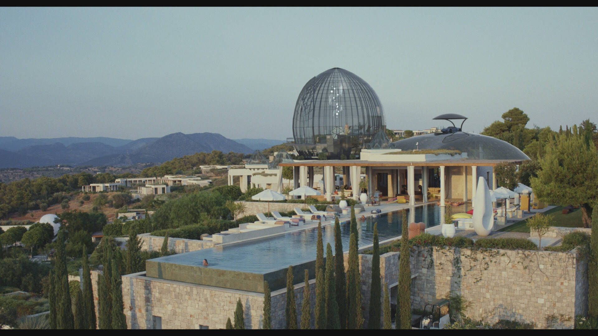 Foto: Imagen del resort, con la ficticia habitación acristalada en forma de cebolla, de la película 'Puñales por la espalda: El misterio de Glass Onion'. (Netflix)