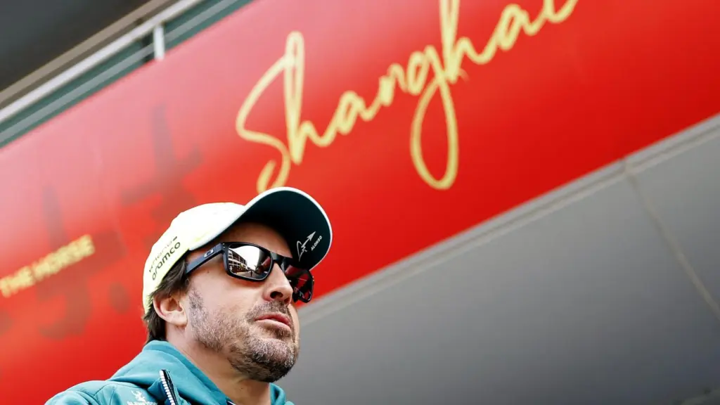 Fernando Alonso andando en el Gran Premio de China