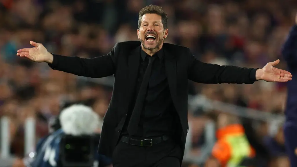 Simeone se abre de brazos en el partido contra el Barça.