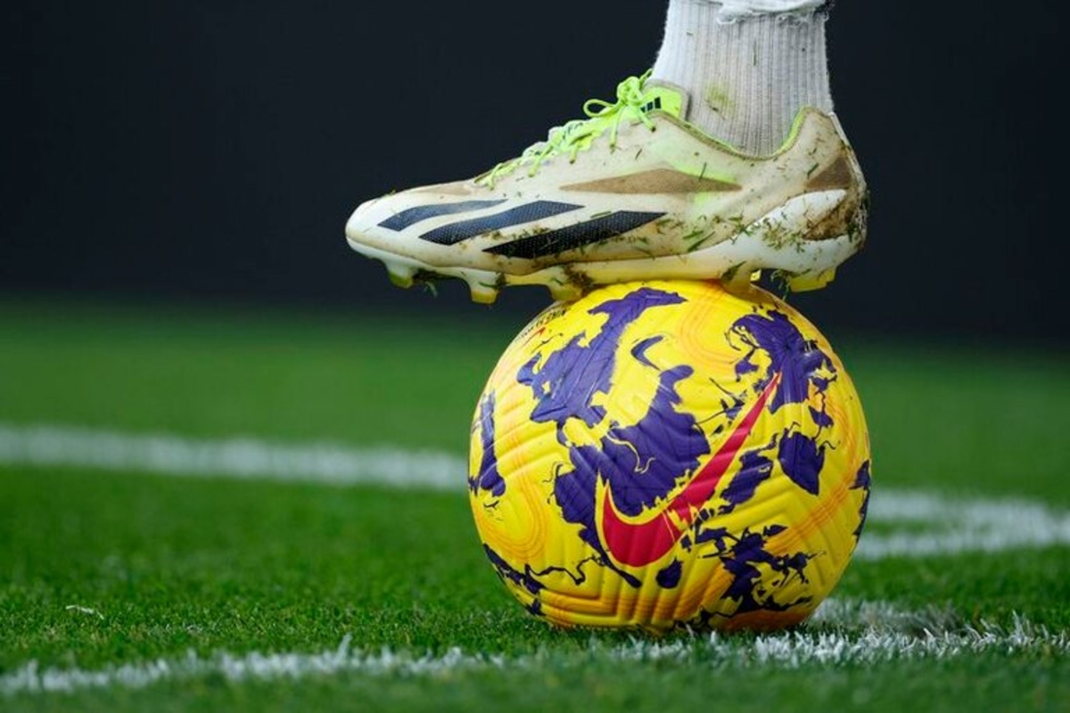Un futbolista con un balón