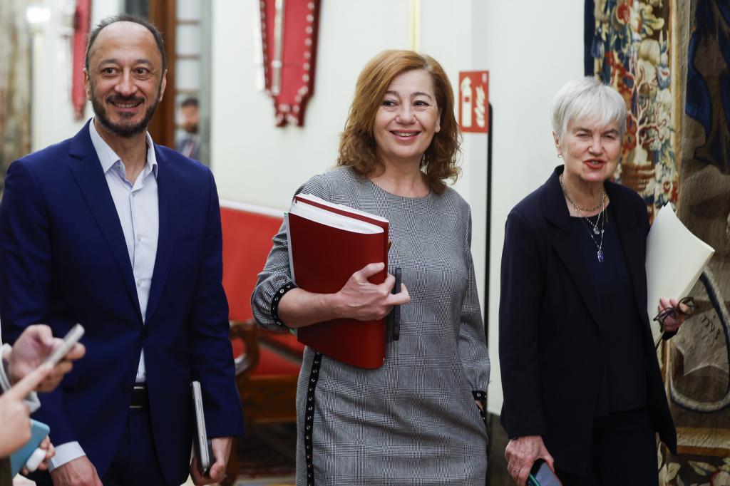 La presidenta del Congreso, Francina Armengol, junto al vicepresidente primero, Alfonso Rodríguez Gómez de Celis, y la secretaria segunda, Isaura Leal, este martes, antes de la reunión de la Mesa.