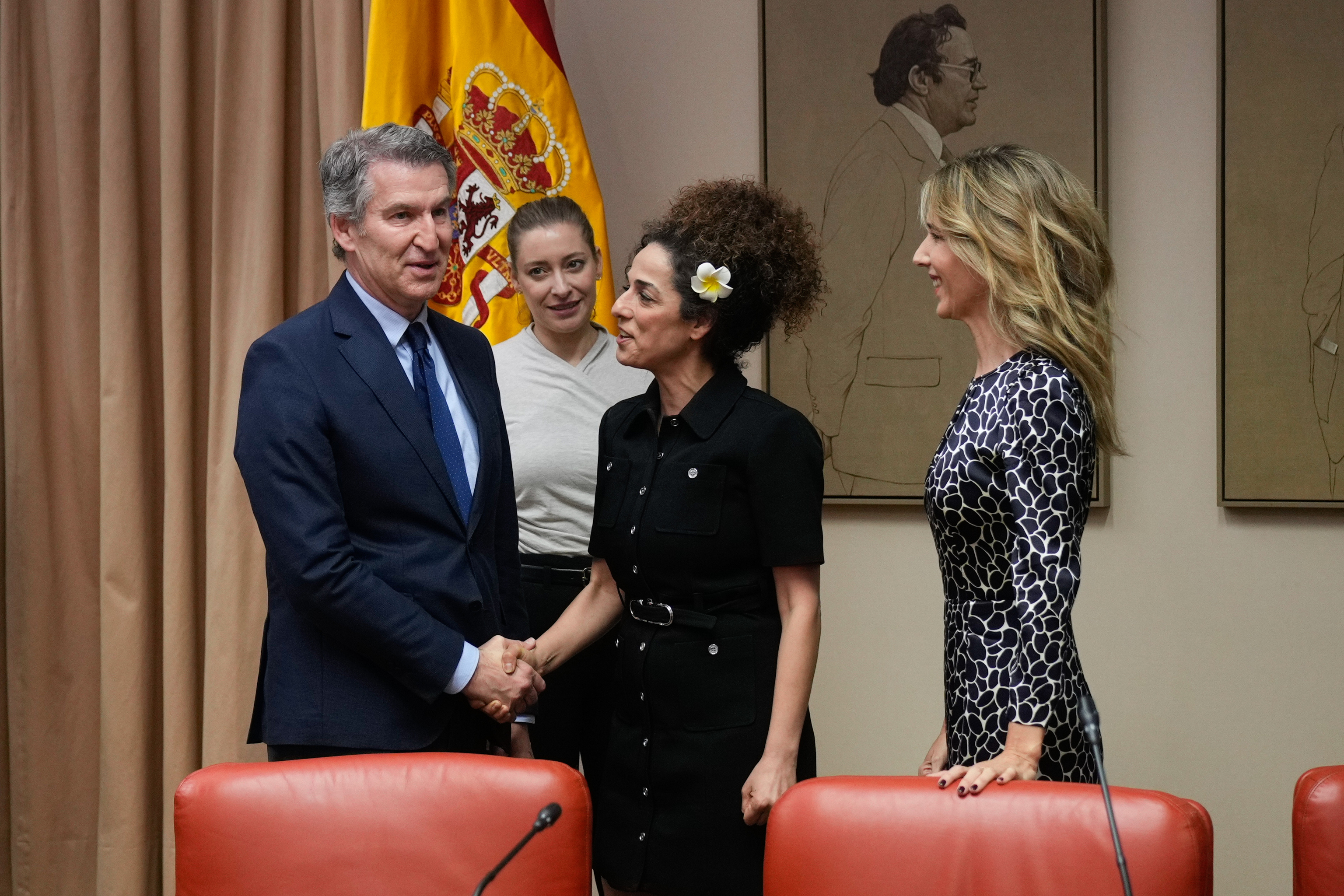Alberto Núñez Feijóo, Ester Muñoz y Cayetana Álvarez de Toledo reciben a la activista iraní Masih Alinejadla.